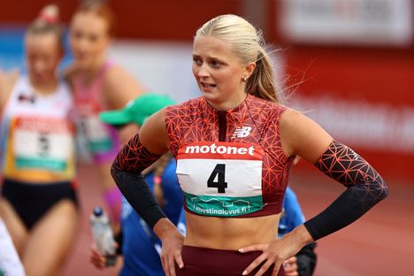 Nora Lindahl on maajoukkue-edustuksen vaihdon myötä karenssissa, joka kestää lähtökohtaisesti kolme vuotta. Hän ei saa edustaa karenssijaksolla vanhaa tai uutta maataan, mutta kansallisissa kilpailuissa Lindahl nähdään normaalisti. Kuva Kuortaneelta kesäkuulta 2025.