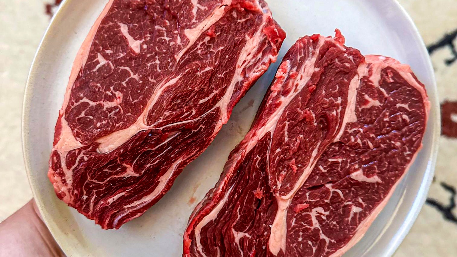 Kotimaisen lihan tulevaisuus on nyt asiakkaiden käsissä, konkariravintoloitsija arvioi: ”Itse en pystyisi siihen hintaan taikomaan” - Koti