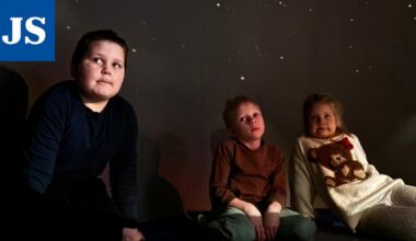 Melkein kuin planetaariossa – Ursan vierailu johdatti Juokslahden koululaiset avaruuden saloihin