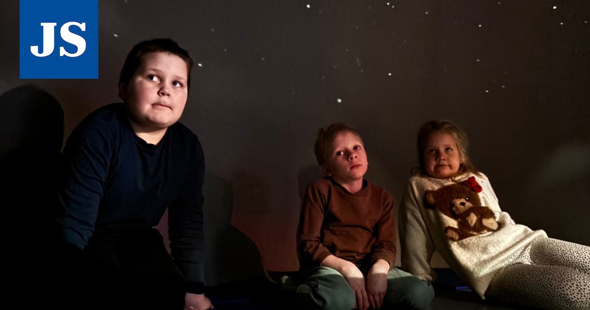 Melkein kuin planetaariossa – Ursan vierailu johdatti Juokslahden koululaiset avaruuden saloihin