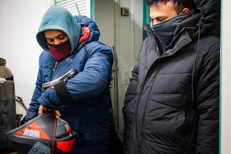 Imran Hossain ja Parvez Ahammed hakivat apua Rudyard Legaspilta keskiviikkona Helsingin Sörnäisissä.