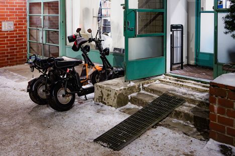 Tuhansien eurojen arvoiset sähkömopot olivat Legaspin vaatimusten mukaisesti siististi seinään viereen pysäköity.