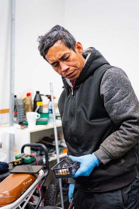 Legaspi työn touhussa viileänä keskiviikkona Helsingin Sörnäisissä.