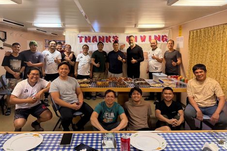 Onnistunutta pelastusoperaatiota juhlittiin laivalla keskiviikkona.