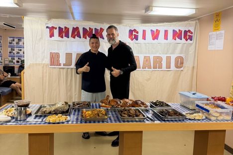 Jari Saario kertoo saaneensa pelastajalaivan miehistöstä uusia ystäviä. Monikansallisen aluksen miehistössä on muun muassa filippiiniläisiä ja saksalaisia.