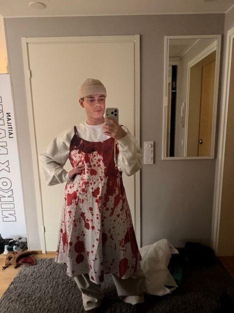 Saarinen poseerasi verimekossa.