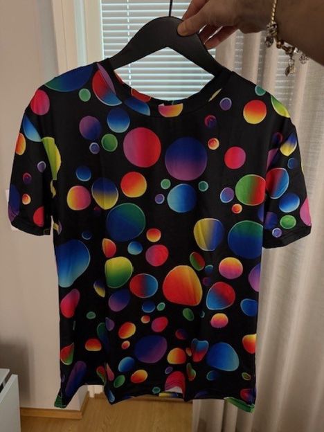 Mysteeripaketeista paljastui myös värikäs paita.