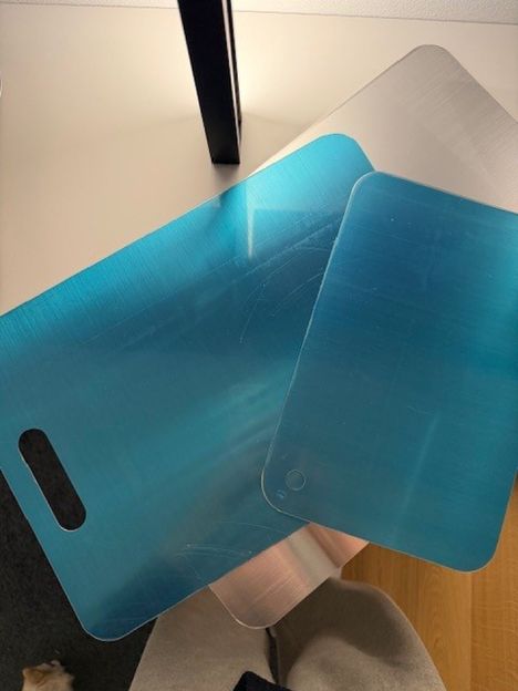 Paketeissa oli myös leikkuulautoja.