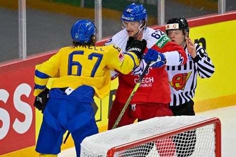 Tshekin Andrej Sustr ja Ruotsin Rickard Rakell kohtasivat jääkiekon MM-kisoissa 2021.