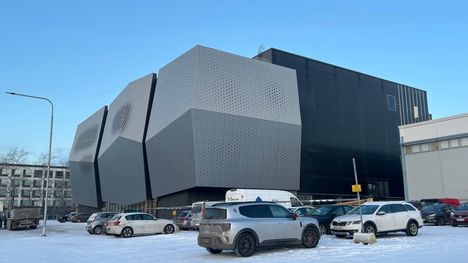 Keskuksen molemmin puolin on huomattavasti perinteisempää arkkitehtuuria.