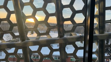 Sisältä katsottuna julkisivu on paljon avoimempi kuin ulkoa päin voi olettaa. Isojen ikkunoiden kohdalta noin puolet pinta-alasta on aukkoja.