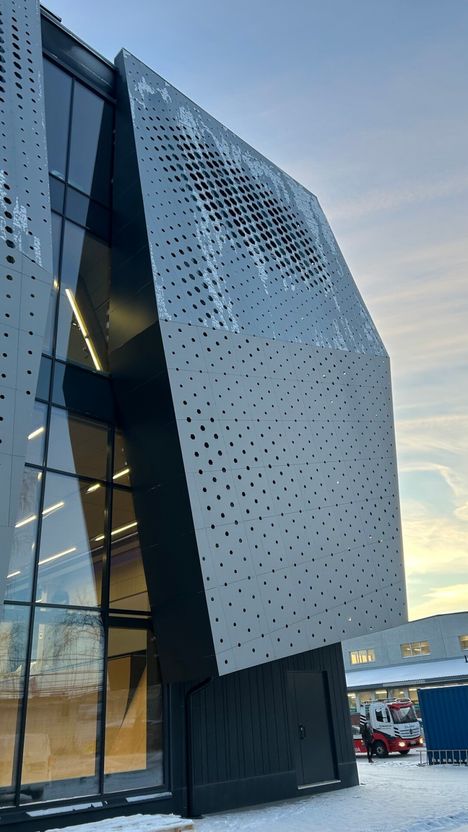 Julkisivussa on myös halkeamia, joiden läpi ohikulkijat näkevät sisään keskukseen. Alareunassa näkyy osa skeittiramppia.