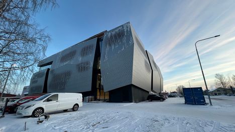 Voi ennustaa, että tästä nekalalaisesta liikuntahallista tulee jo julkisivunsa takia hyvin tunnettu.