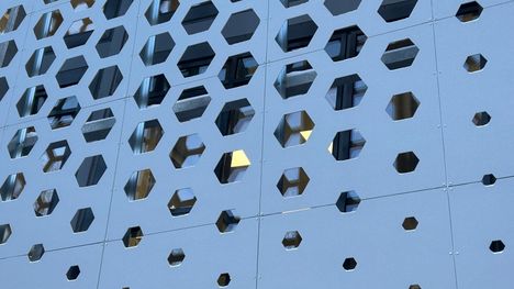 Kuusikulmio valikoitu julkisivun aukotuksen muodoksi harkinnan jälkeen. Muoto mahdollistaa mahdollisimman lujan rakenteen, mutta mahdollisimman ison pinta-alan rei’ille.