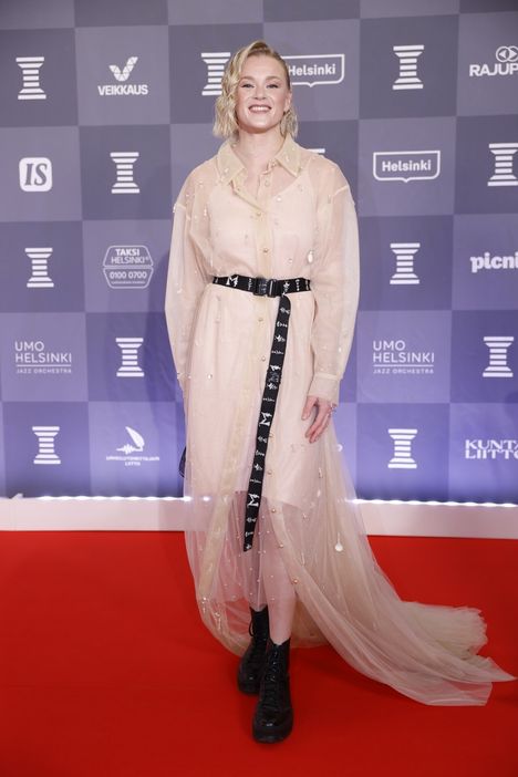 Seiväshyppääjä Wilma Murto hymyili kuvaajille punaisella matolla.