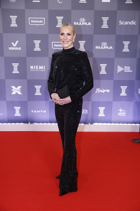 Urheilutoimittaja Mervi Kallio löysi mustan näyttävän haalarin alennusmyynnistä lontoolaisesta liikkeestä.