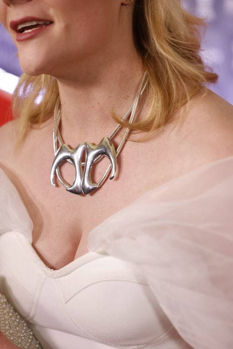 Kimiläisen mielestä koru muistuttaa kahta m-kirjainta eli maailmanmestaruutta.