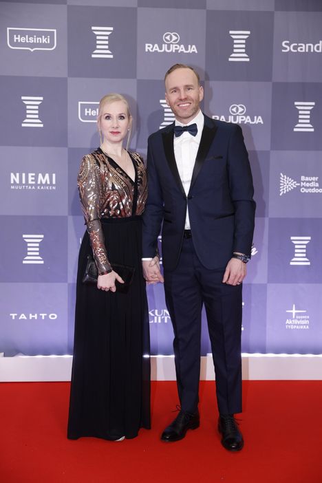 Liikunta-, urheilu- ja nuorisoministeri Mika Poutala ja saapui matolla vaimonsa Sanni Poutala kanssa. Sanni Poutala kertoi, että hänen päällään oleva mekko on sama kuin mitä hän käytti kaksi vuotta sitten Linnan juhlissa.