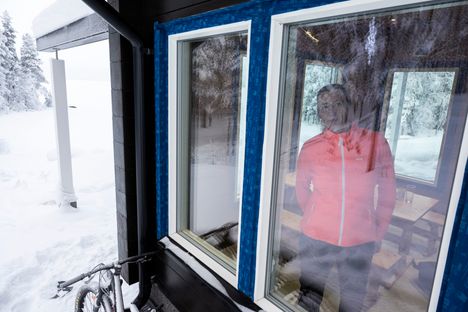 Revontulet ovat Noora Aholan mukaan suurin syy, miksi turistit pyrkivät Norvajärven rannalla sijaitsevan talon pihapiiriin.