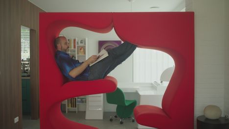 Kenneth Ramaekers kerää Verner Pantonin mielikuvituksellisia ja visionäärisiä huonekaluja. Tässä hän istuu veistoksellisessa Living Tower -nimisessä huonekalussa.