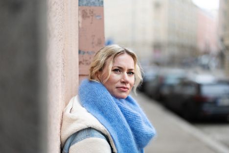 Minka Kuustosta kuullaan viisiosaisen dokumenttisarjan suomalaisena juontajana.