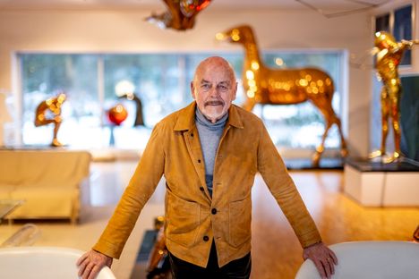 Korutaiteilija Björn Weckström kotonaan Espoossa 2024. Dokumenttisarjassa hän kertoo yhteydestään maineikkaaseen Tähtien sota -elokuvaan.