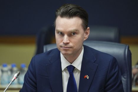 Puolustusvaliokunnan puheenjohtaja Heikki Autto (kok).