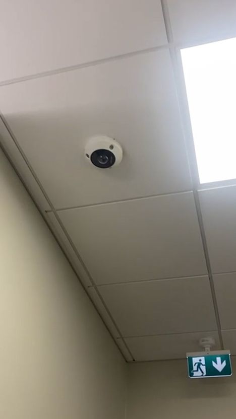 Opiskelija kertoo, että useat opiskelijat kyseenalaistivat valvontakamerat infotilaisuudessa, mutta heille todettiin, että koululla on kameroiden pitämiseen oikeus.