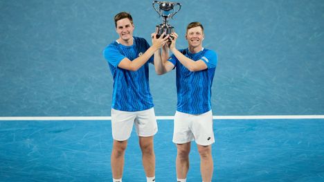 Vuoden urheilija Harri Heliövaara juhli Australian avointen nelinpelin voittoa yhdessä Henry Pattenin kanssa.