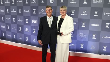 Hall of Fameen valittu Heli Rantanen saapui Urheilugaalaan yhdessä valmentajansa Leo Pusan kanssa.