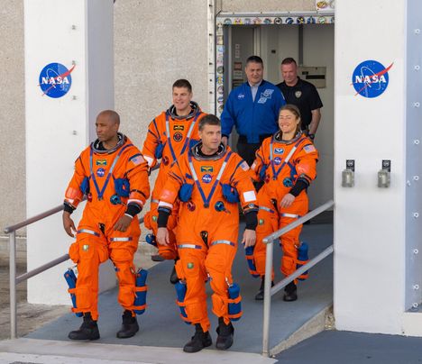 Reid Wisemanin (vas.), Victor Gloverin, Christina Kochin ja Jeremy Hansenin on määrä lähteä avaruuteen aikaisintaan kolmen viikon kuluttua.