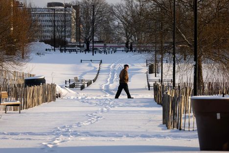 Helmikuun puolella sää voi tuntua kylmyydestä huolimatta keväisemmältä.