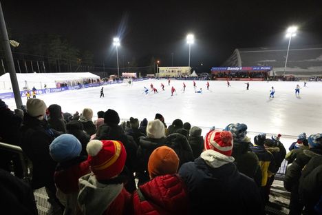 Paikalla oli 1 813 katsojaa.