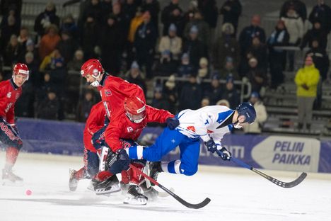 Norjan Simon Carlsson oli mukana lähes aina, kun tapahtui. Tässä mies yritti pidätellä Riku Hämäläistä.