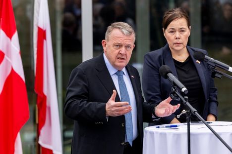 Tanskan ulkoministeri Lars Lökke Rasmussen (vas.) ja Grönlannun ulkoministeri Vivian Motzfeldt kertoivat keskiviikkona täysin eri viestiä kuin Valkoinen talo torstaina.