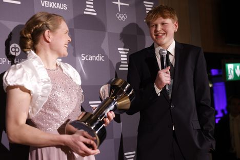 Miikka Muurisen Vuoden nuori urheilija -palkinnon pokkasivat hänen puolestaan äiti Jenni Laaksonen ja pikkuveli Miska Muurinen.