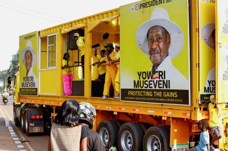 Presidentti Yoweri Musevenin kampanjarekka ajoi Kampalassa tiistaina.