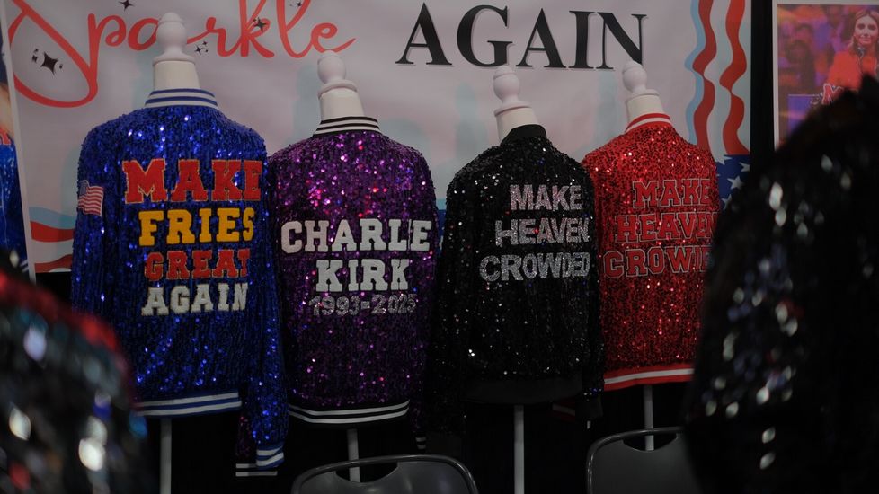 Paljettitakeissa kehotetaan muun muassa saamaan ruuhkaa taivaaseen.