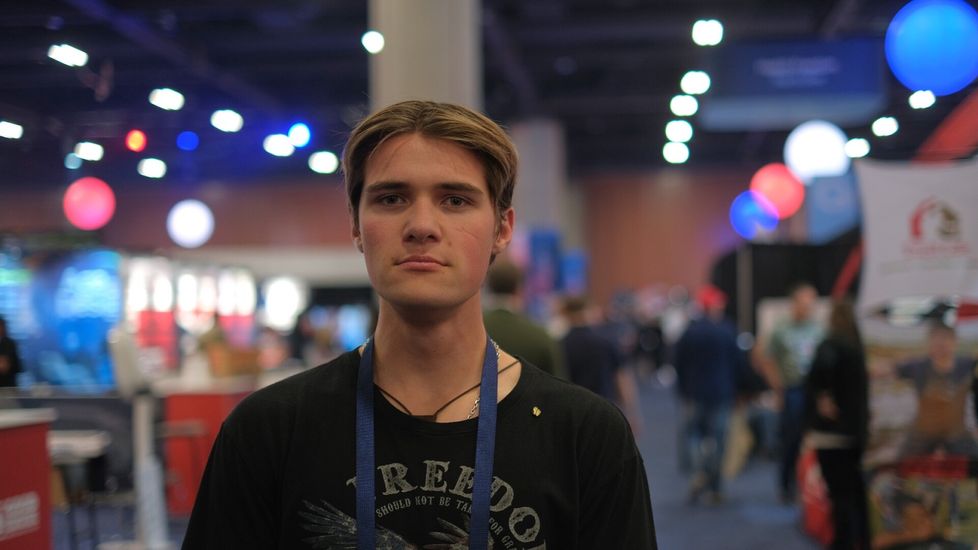 17-vuotias Luke Rainy on tyytyväinen Trumpin työhön esimerkiksi taloustilanteen parantamiseksi, mutta ulkopolitiikka turhauttaa. Nuoren miehen mielestä amerikkalaisten verorahat eivät kuulu ulkomaille ollenkaan.