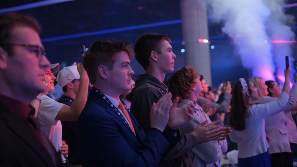 Americafestissä kohtaavat rukoukset ja poliittinen aktivismi. Nuoret odottivat päälavan eturivissä innokkaina republikaanien supertähtiä.