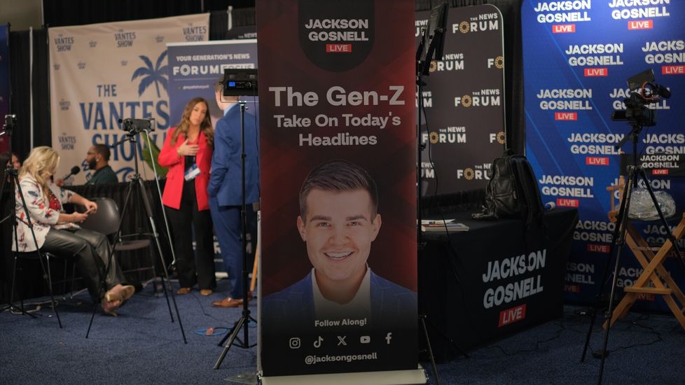 Kymmenet konservatiiviset podcastit tekevät lähetyksiään tapahtumasta.