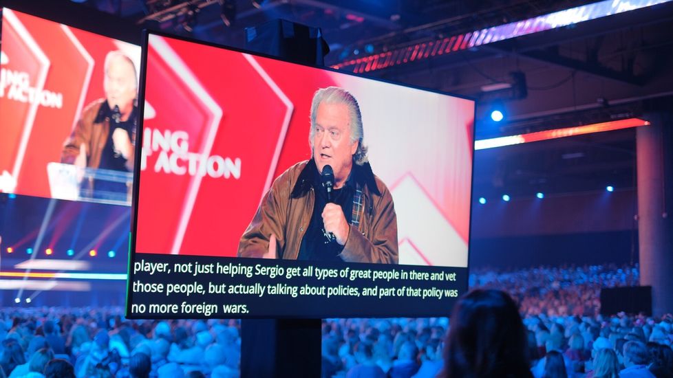 Steve Bannon antaa palaa puheessaan. Trumpin entinen neuvonantaja kritisoi voimakkaasti Yhdysvaltojen sekaantumista ulkomaisiin sotiin.