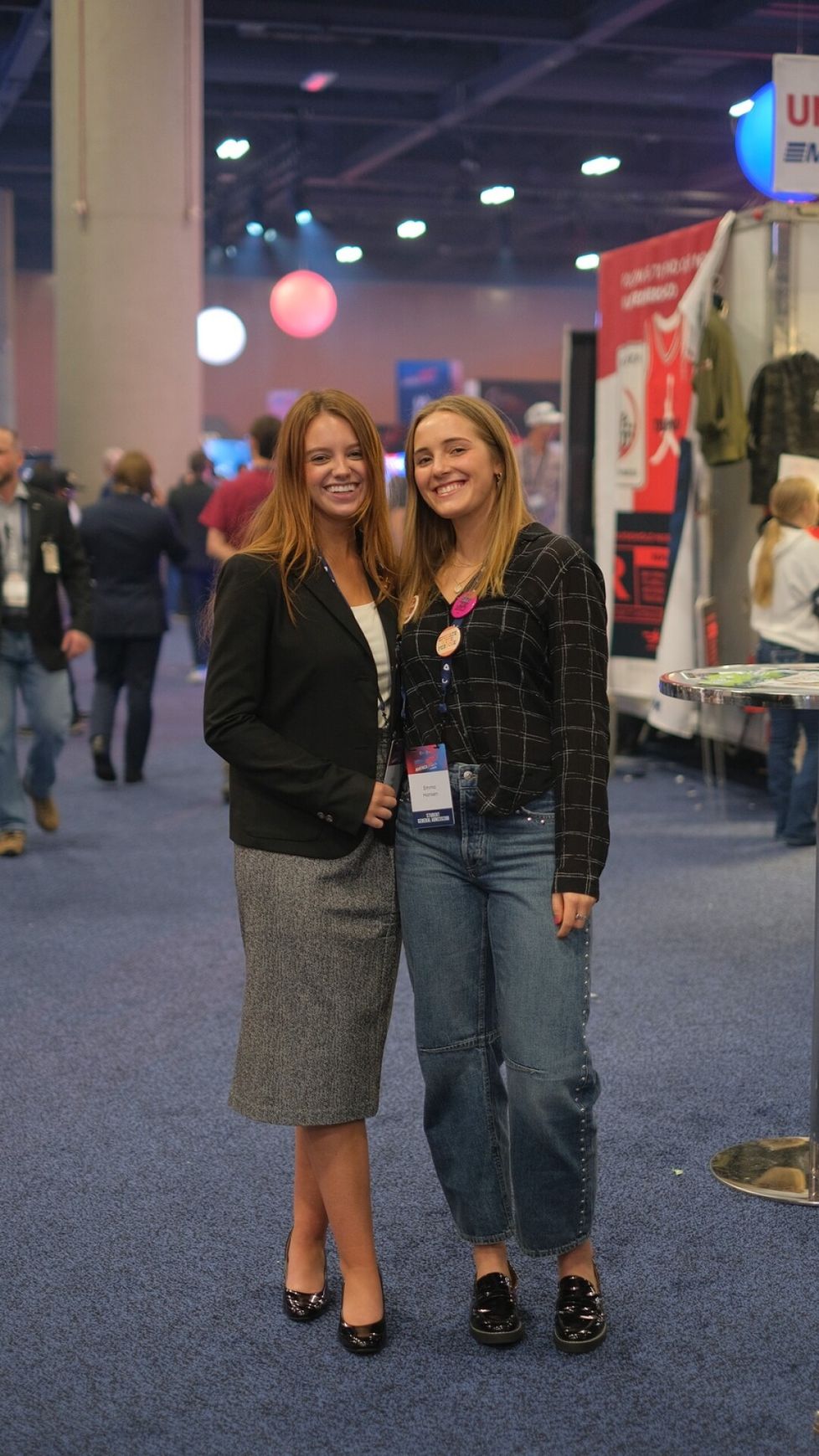 Opiskelijat Abby Oliver ja Emma Hanson. Oliverin mielestä kritiikki Trumpia kohtaan on kasvanut jatkuvasti nuorten republikaanien keskuudessa.