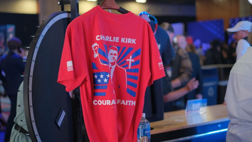 Messuhalliin pystytettyjen myyntikojujen tuotteissa on usein aiheena edesmennyt Charlie Kirk.