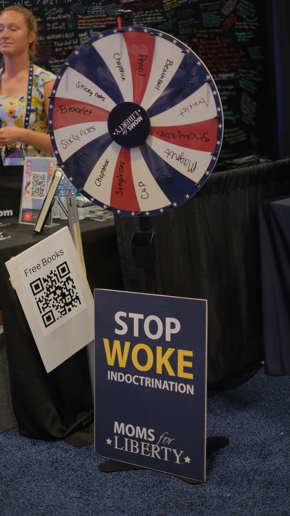 Wokea vastustava onnenpyörä on yksi pelattavista peleistä messuhallissa.