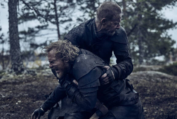 Kullervo (Elias Salonen) nousee kasvatti-isäänsä Untamoa (Eero Aho) vastaan.