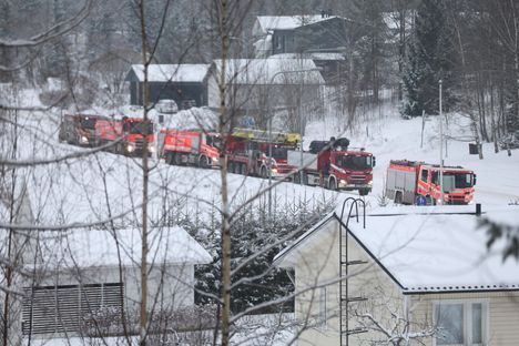 Paikalla on useita pelastuslaitoksen yksiköitä.