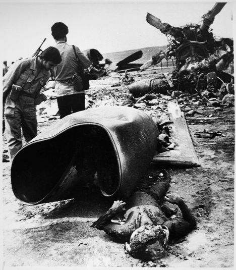 Iranin vallankumouskaartin sotilas tutki Yhdysvaltain helikopterin hylkyä, jonka vieressä maassa makasi amerikkalaissotilaan hiiltynyt ruumis.