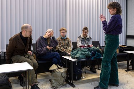 Metsäliikkeen ja Elokapinan edustajat odottelivat istunnon alkamista varhain torstaina. Käräjäoikeuden aulassa Mikko Jaakonsaari (vas,) Mette Hartonen, Ida Korhonen, Ville Murmann ja Saga Kampman.