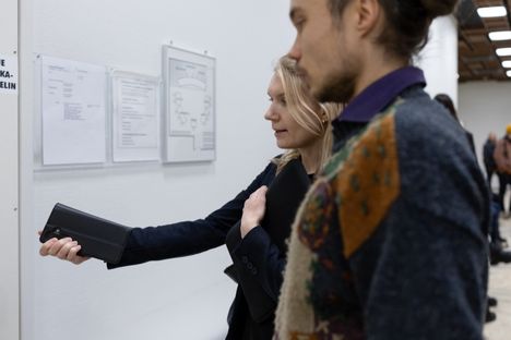 Metsäliikkeen mielenosoittajia avustaja juristi Tuuli Talvinko ja vastaaja Olli Holmén menossa oikeuden istuntoon torstaina.